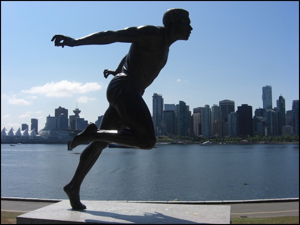 Kunst und Skyline in Vancouver