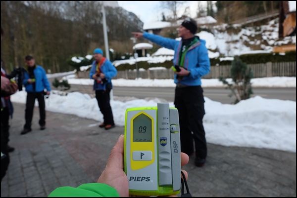 Test der LVS Geräte vor dem Abmarsch