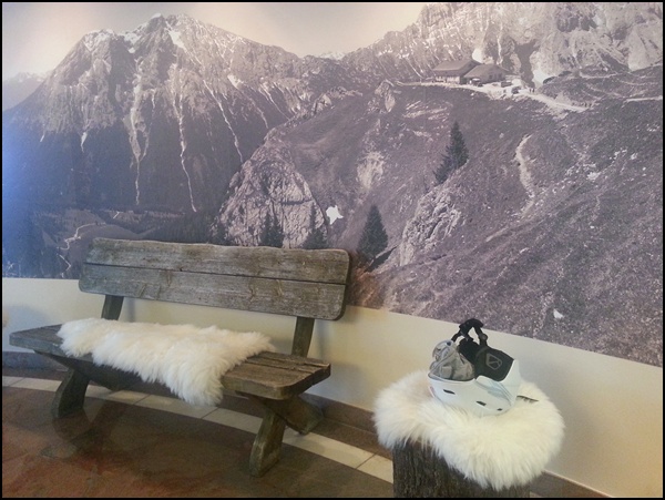 in der Lobby des Dorint Alpin Resort Seefeld in Tirol