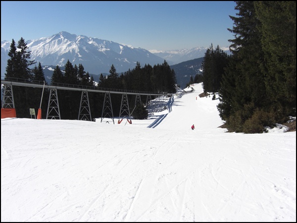 Schussfahrt... und links die Spur der Standseilbahn