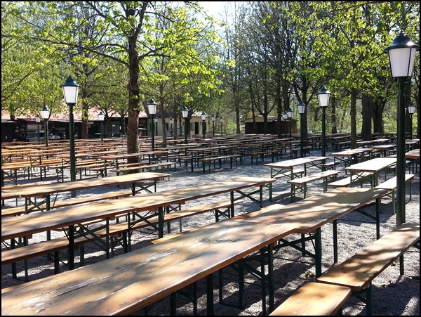 Biergarten früh am Morgen