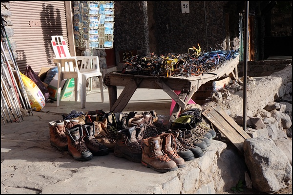 Wanderschuhe- und Steigeisen-Verleih in Imlil