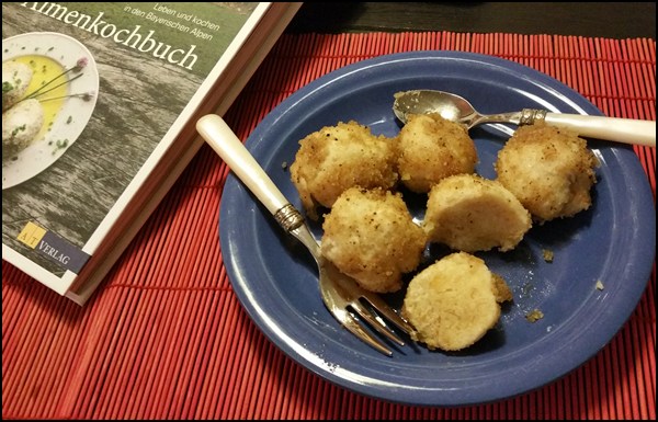 Topfenknödel aus dem Almenkochbuch, serviert auf der "Gipfelglück Alm"