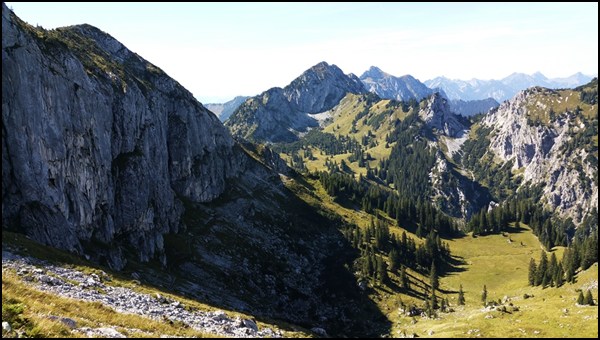 Blick zurück auf den schattigen Weg unterhalb des Niederen Straußbergs