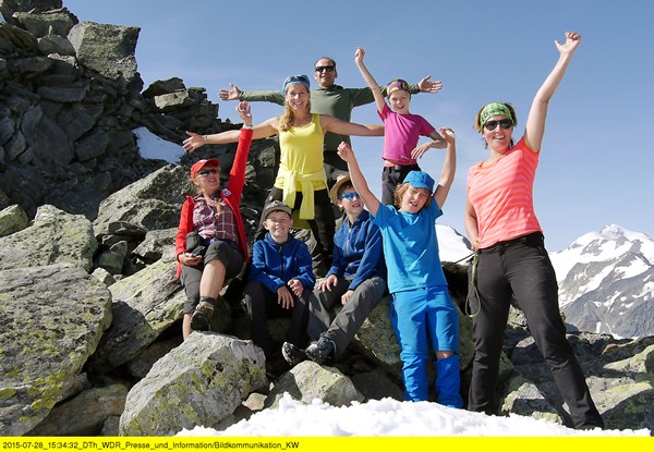 Über 3000 Meter! Moderatorin Tamina Kallert (2.v.l.) und die "Wunderschön!"-Wandergruppe oberhalb vom Pitztaler Jöchl - mit 3001 Metern dem höchsten Punkt der E5-Wanderung. Bild: WDR/Karen Wesselmann