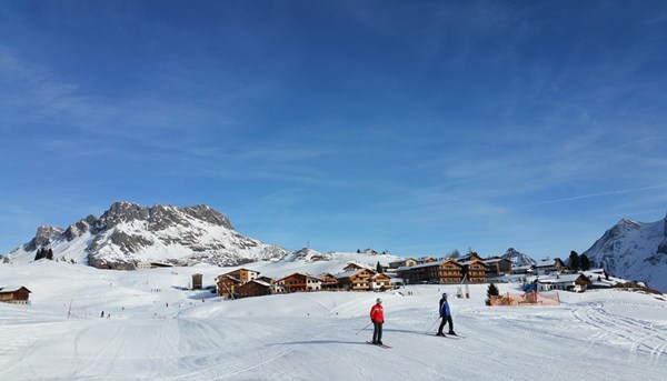 Oberlech mit der Mohnenfluh (2.544m) und dem Hotel Mohnenfluh.