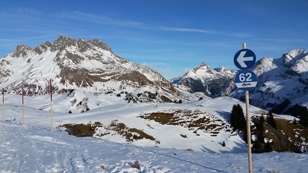 Skifahren mit Blick auf die Mohnenfluh