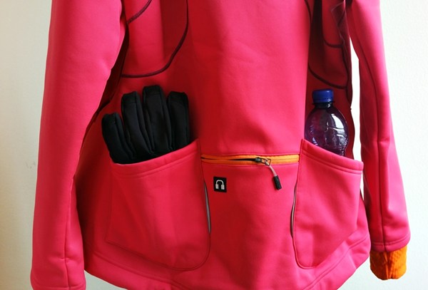 Die Mavic Fahrradjacke von hinten.