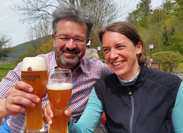 Zum Abschluss der Wanderung: ein Weißbier mit Manuel Andrack