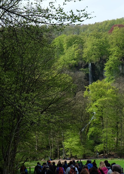 50 Wanderer auf dem Weg zum Wasserfall