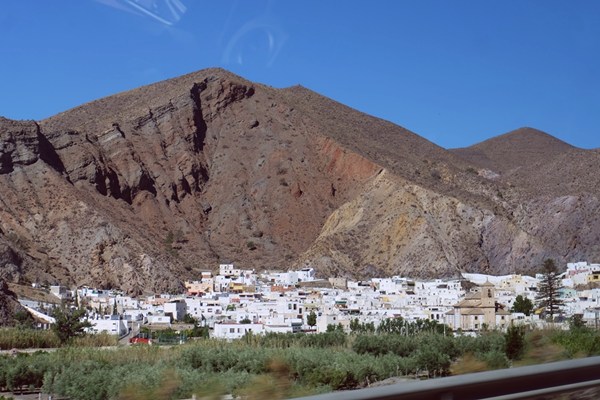 Blick auf Alboloduy in Andalusien, aus dem Bus fotografiert