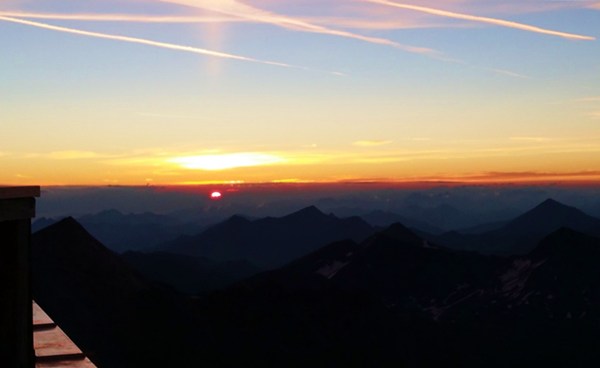 Sonnenaufgang an der Erzherzog-Johann-Hütte am Großglockner