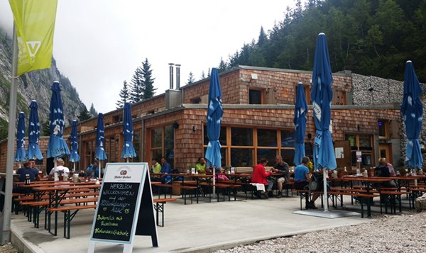 Blick über die Terrasse zur neuen Höllentalangerhütte