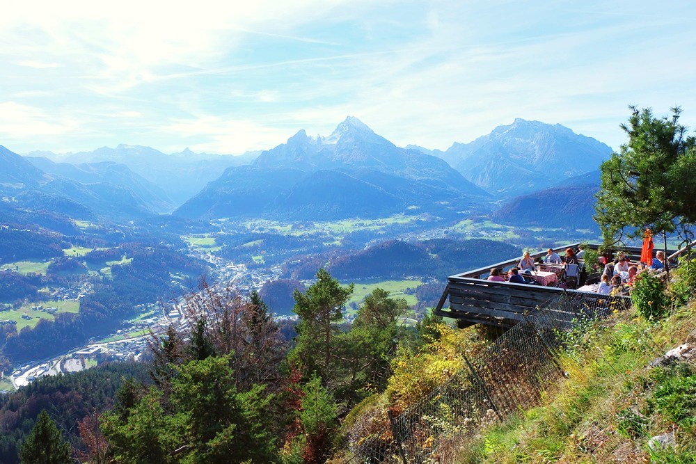 Terrasse der Paulshütte mit Aussicht auf Berchtesgaden