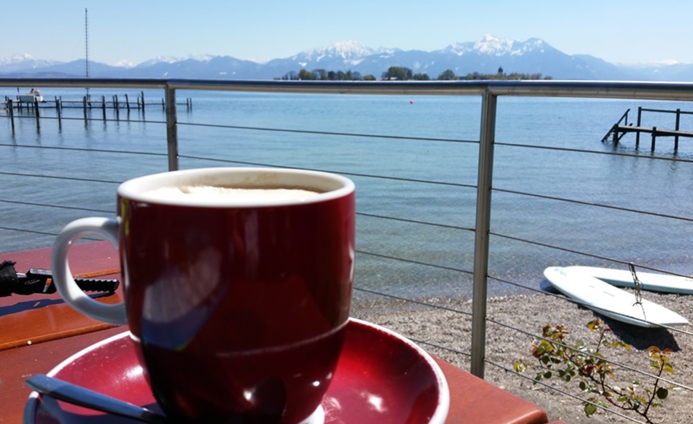 Kaffee mit Aussicht auf den Chiemsee in Gstadt