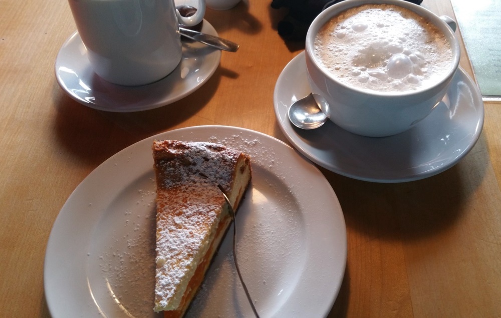 Kaffee und Kuchen auf der Traunsteiner Hütte