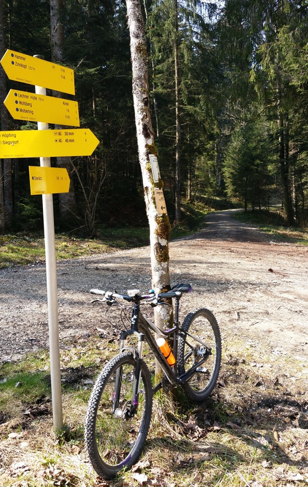 Zinnkopfrunde mit dem Mountainbike - man freut sich über jeden Wegweiser.