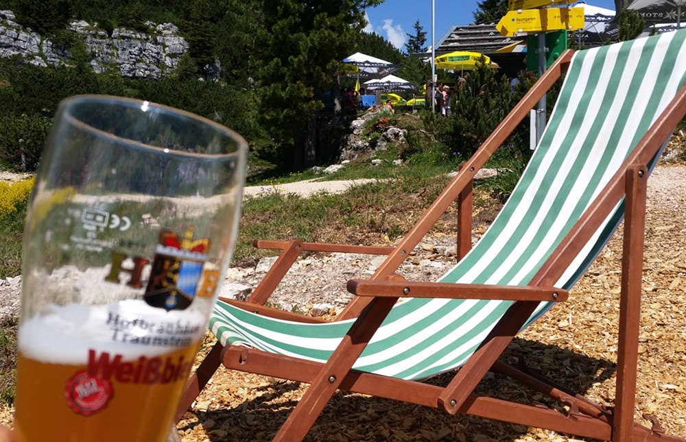 Liegestuhl und Weißbier, so lässt es sich aushalten. Schlegelalm in der Schlegelmulde.