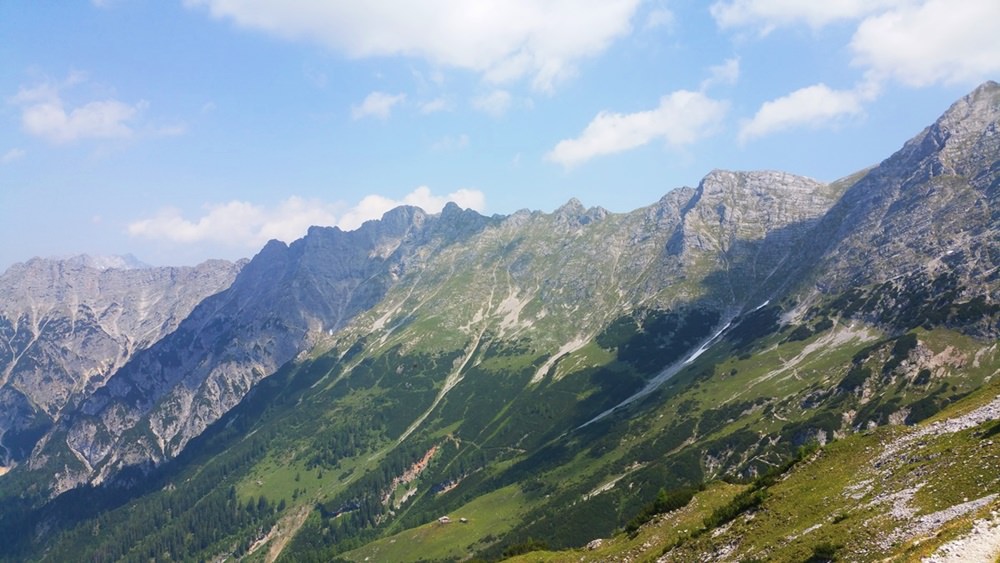 Ausblick von der Peter-Wiechenthaler-Hütte auf die Berchstesgadener Alpen