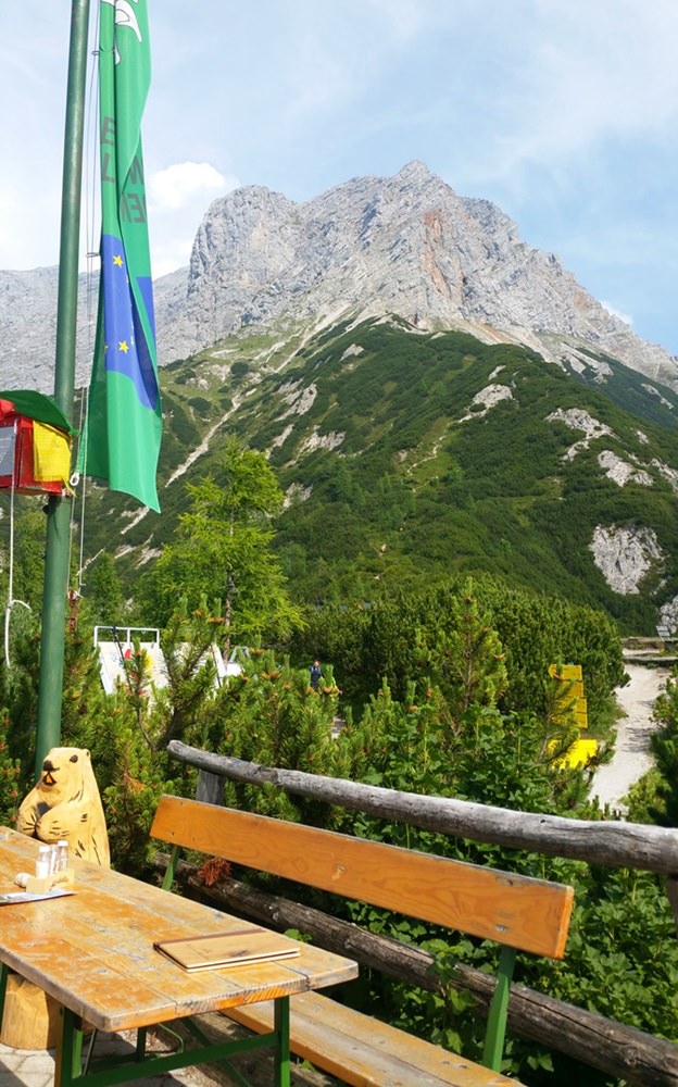 Blick von der Terrasse der Wiechenthaler Hütte zum Persailhorn