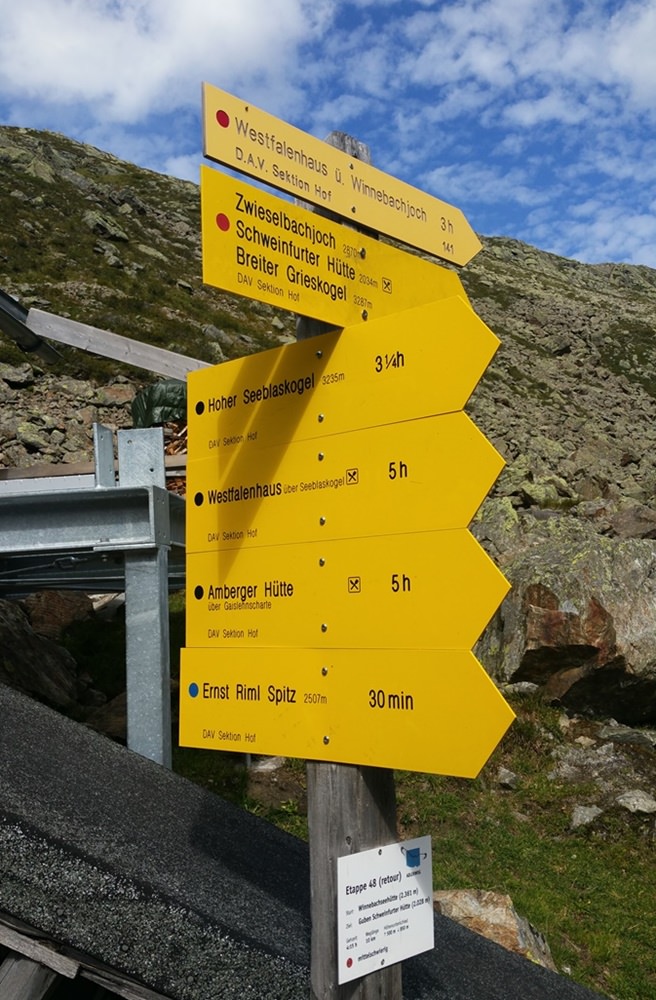 Wegweiser bei der Winnebachseehütte/ Ötztal