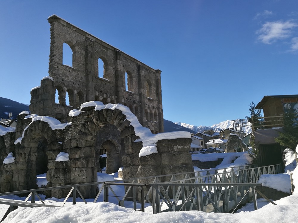 Verschneites Römisches Theater in Aosta | Italien