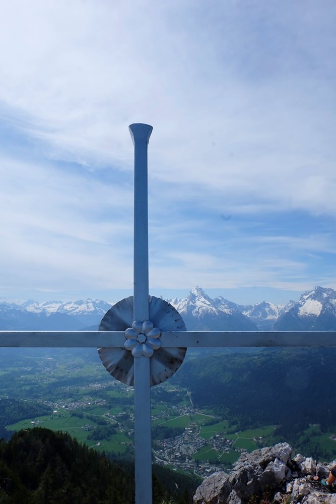 Das Gipfelkreuz am Rauhen Kopf, mit Blick zum Watzmann/ Berchtesgadener Alpen