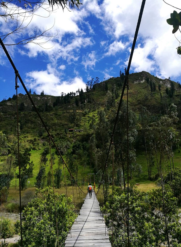Via Hängebrücke über den Rio Toachi beim Wandern auf dem Quilotoa Loop in Ecuador