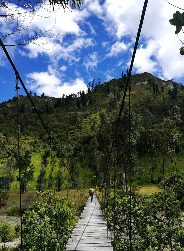 Via Hängebrücke über den Rio Toachi beim Wandern auf dem Quilotoa Loop in Ecuador