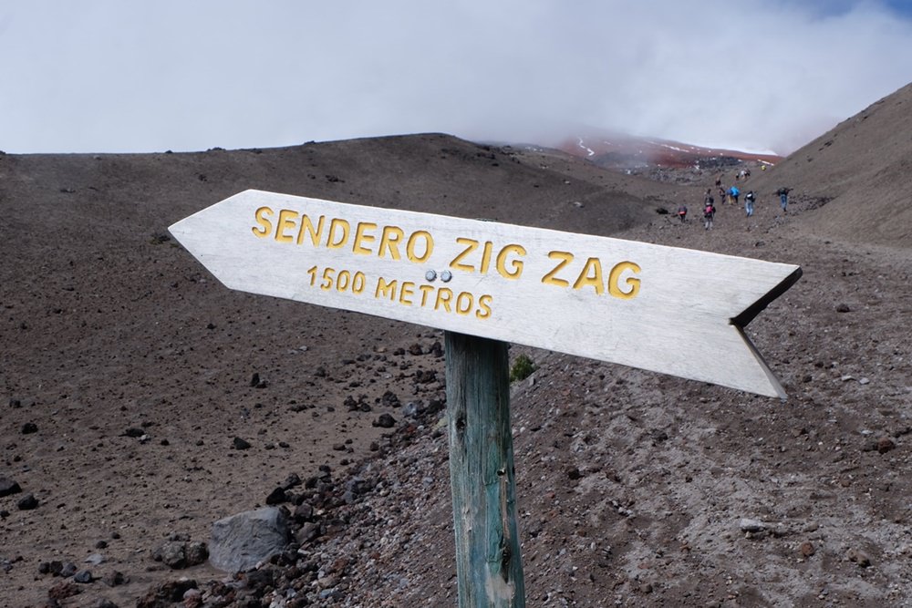 Wegweiser zum Zigzag-Weg, der flachere, windigere Weg zur Cotopaxi-Hütte | Ecuador