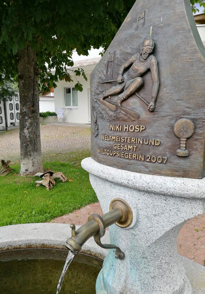 Brunnen in Bichlbach, zu Ehren der Skifahrerin Niki Hosp | Rund um den Daniel