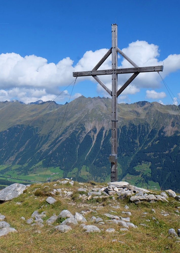 ... und das Gipfelkreuz in Groß-Aufnahme | Mareiter Stein im Ridnautal, Südtirol