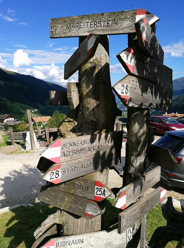 Wegweiser für Wanderer, direkt am Hotel Gassenhof | Ridnautal, Südtirol