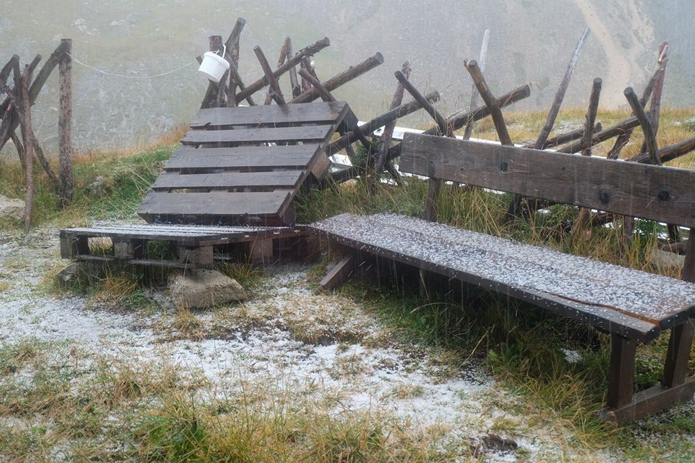 Vor der Filmoor Standschützen Hütte nach dem 2. Graupel-Schauer des Tages | Karnischer Höhenweg