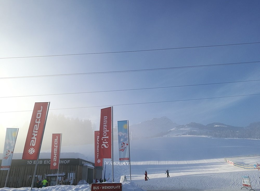 Die Eichenhof Talstation in St. Johann in Tirol am frühen Morgen - der Nebel kündigt einen perfekten Skitag an. 