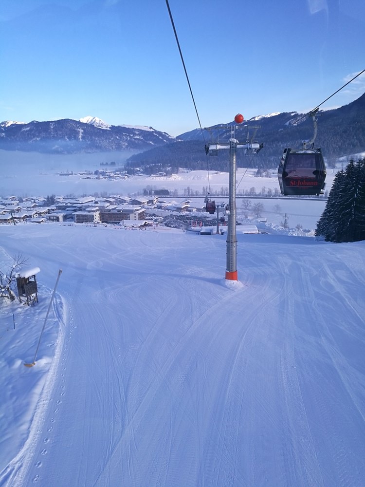 Zum Warm-Werden: eine breite blaue Piste nahe der Eichenhof Talstation | Skigebiet St. Johann in Tirol