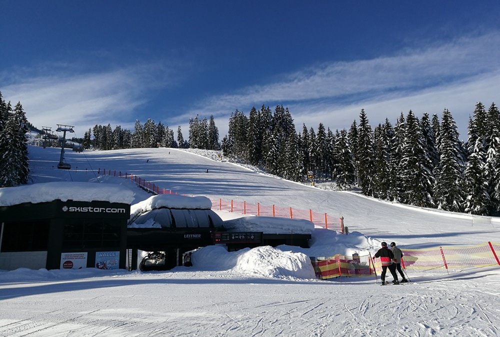 Rote Horrorpiste geschafft, weiter gehts. Ab nach oben mit dem Eichenhof Sessellift. | Skistar St. Johann