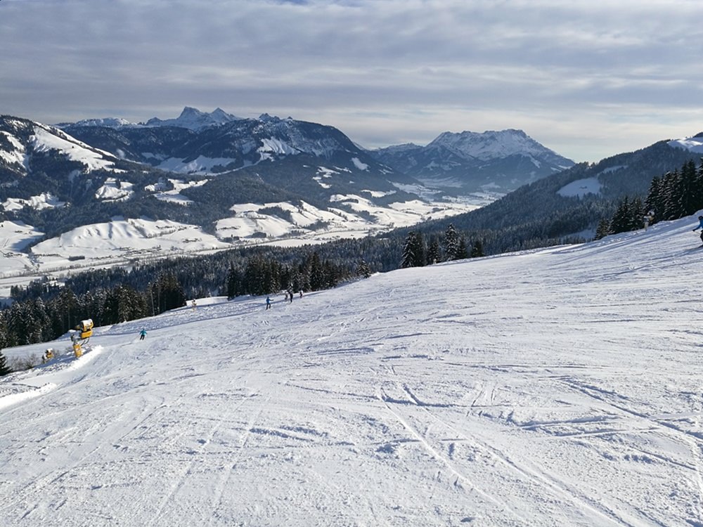 Bei so viel Platz lernt es sich gut, das Skifahren auf roten Pisten. | St. Johann in Tirol