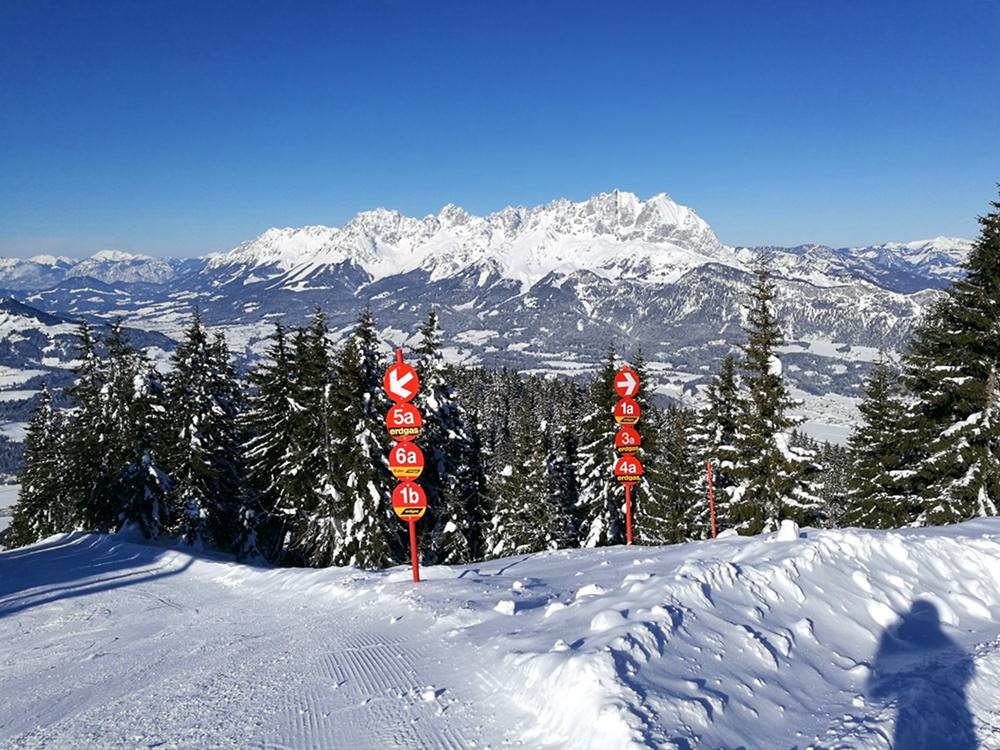 2 Wege führen vom Harschbichl Gipfel ins Tal. Beide sind rot. | Skigebiet Skistar St. Johann in Tirol