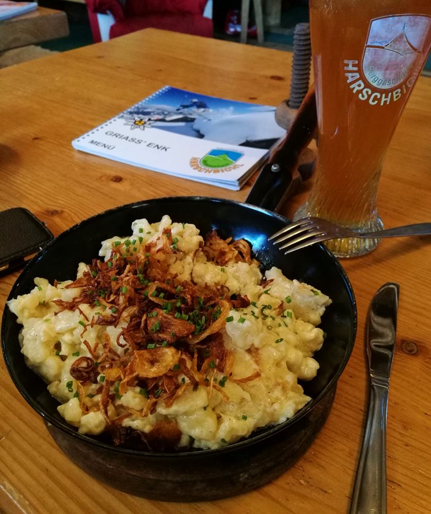 Mittagessen in der Hütte am Harschbichl Gipfel im Skistar Skigebiet St. Johann in Tirol