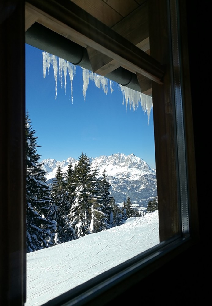 Ausblick aus der Harschbichl Hütte zum Wilden Kaiser, denn trotz Sonne ist es im Januar halt doch kalt. | St. Johann in Tirol