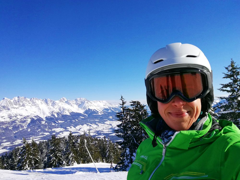 Gipfel-Selfie mit Kaiser-Blick. Ein perfekter Tag zum Skifahren. 