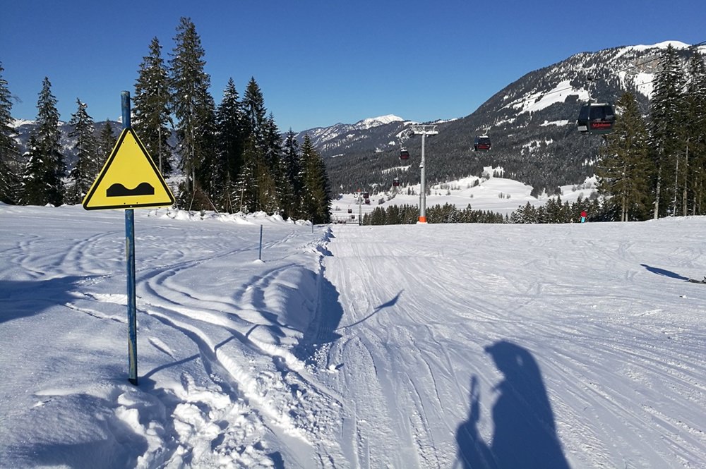 Wellenreiten auf der Skipiste in St. Johann in Tirol