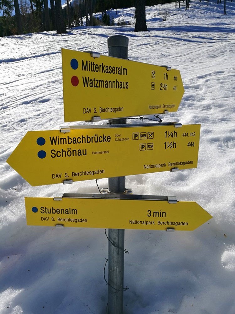 Die Wegweiser schauen immerhin aus dem Schnee heraus. | Stubenalm, Nationalpark Berchtesgaden