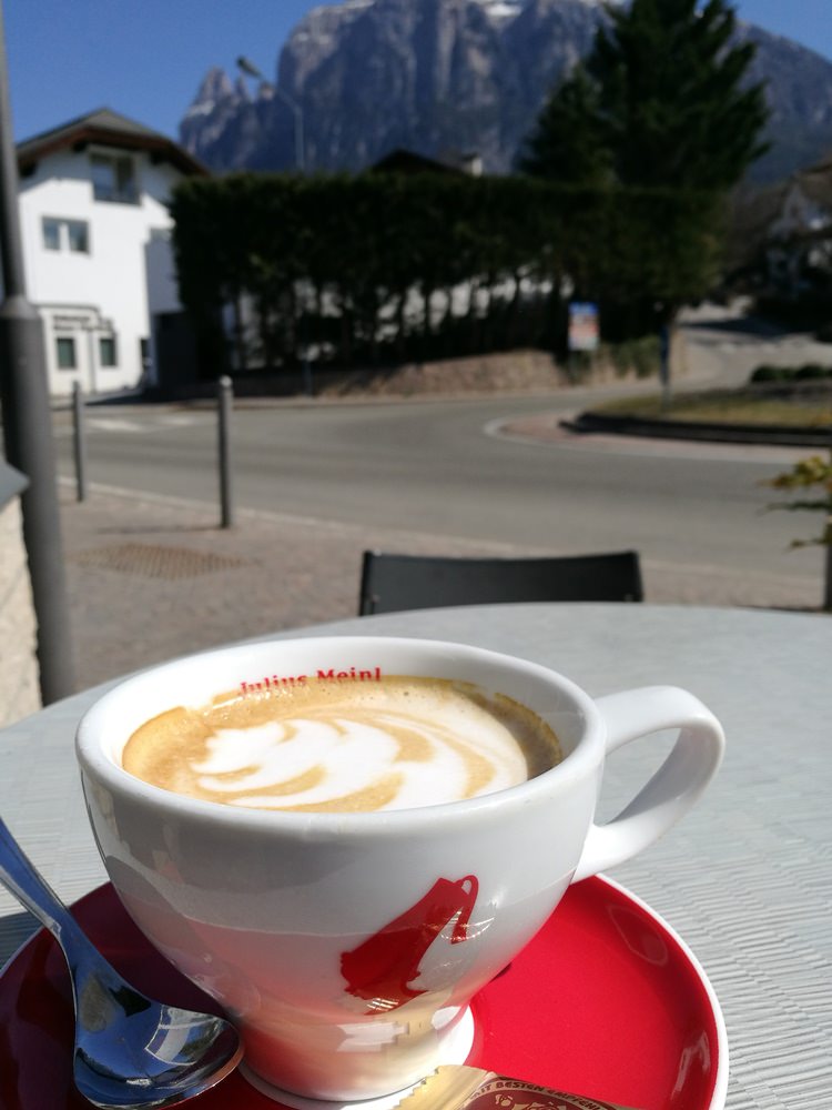 Kreisverkehr Völs am Schlern. Hinterm Brenner schmeckt er noch besser, der Cappucino. | Frühling in Südtirol