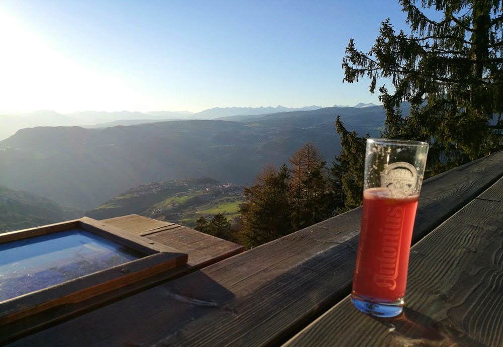 Ein erfrischendes Skiwasser auf der Terrasse der Hofer Alp | Frühling in Südtirol