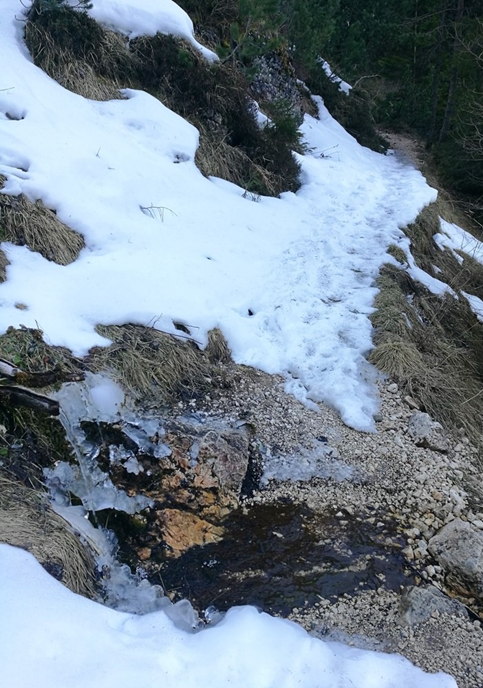 Schneereste beim Frühlings-Wandern in Südtirol