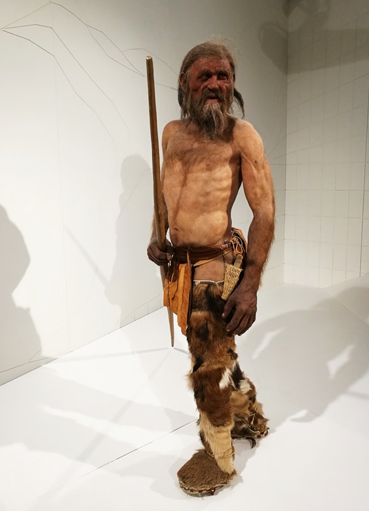 So lief er in den Ötztaler Bergen herum...und wurde umgebracht. Ötzi im Archäologischen Museum Bozen.