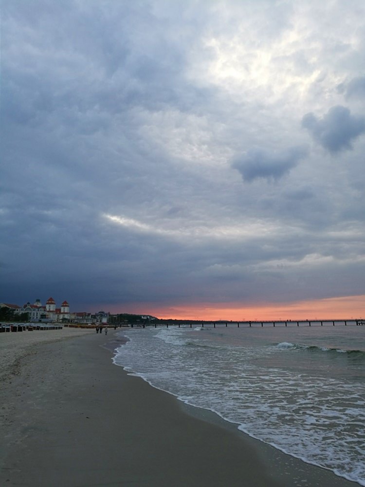 Wolkenspiel und Sonnenuntergang am Strand von Binz auf Rügen