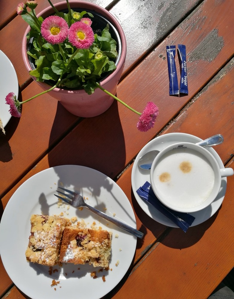 Kaffee und Kuchen mit Hafenblick in Schaprode